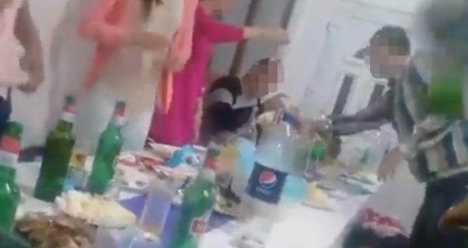 Jezivi snimak nasilja iz BiH: Divljački čupa ženu za kosu jer pleše na slavlju, svi se prave da se ništa ne dešava! 