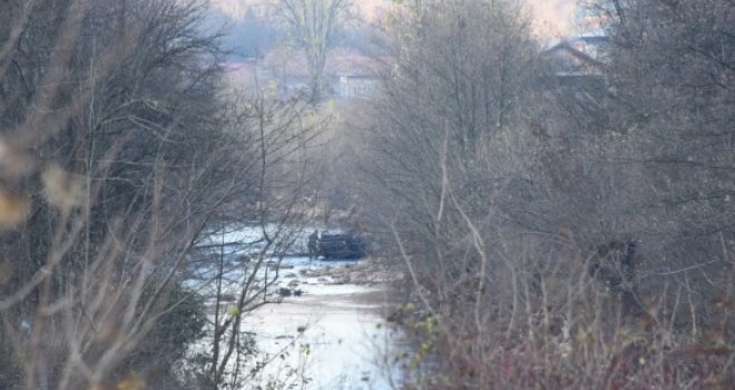 Peugeot u Istočnom Sarajevu sletio u rijeku, suvozač teško povrijeđen