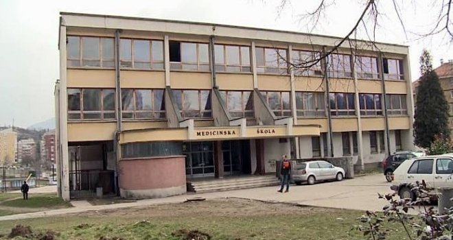 Šok u zeničkoj školi: Učenik tvrdi da mu je profesor psihologije nudio seks, dodirivao ih nogom ispod stola...  