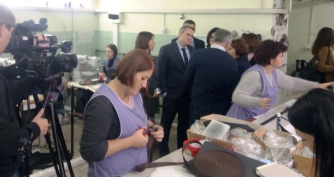 Predstavnici USAID-a i PKRS, Peter Duffy i Dragica Ristić posjetili novozaposlene radnike banjalučke firme Belt