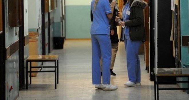 Skandal u Medicinskoj školi: Učenik učenici zavlačio ruku u grudnjak i gaćice, a profesor šutio?!