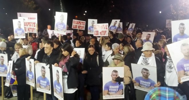 Nekoliko stotina građana na skupu 'Pravda za Dženana', otac Muriz zahvalio Inzku: 'Stranci nam jedini mogu pomoći!'