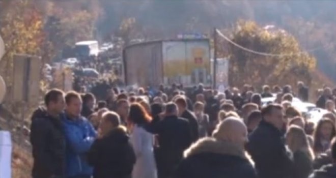 Protesti Srba i blokade zbog mjera Prištine: Zastave Srbije, glasne parole...