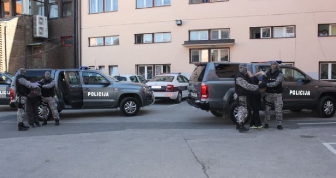 Pretres na području Kalesije, uhapšena jedna osoba: Pronađena puška, pištolji, municija, droga...