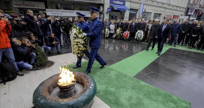Zvaničnici položili cvijeće kod Vječne vatre: BiH uvijek opstane i nadživi sve