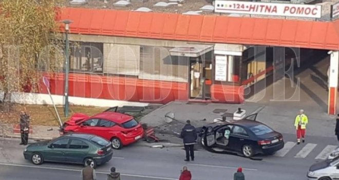 Direktan sudar u Kolodvorskoj ulici, radnici Hitne pomoći izvlačili povrijeđene iz auta 