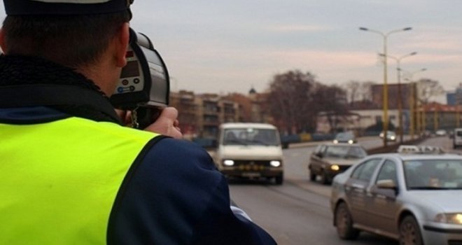 Nekadašnje 'blicanje' zamijenila moderna aplikacija: Provjerite gdje se nalaze radari i policijske kontrole u BiH