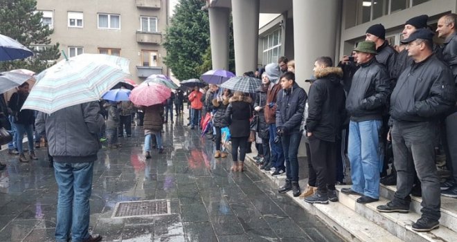 Mirno okupljanje građana Novog Travnika zbog sinoćnje nesreće u kojoj su poginule majka i kćerka