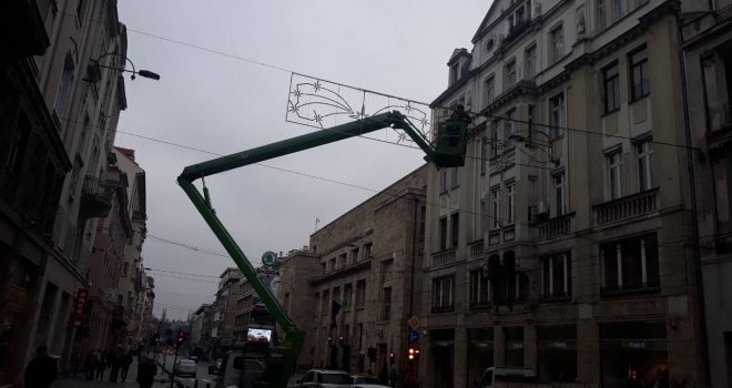 Počelo kićenje sarajevskih ulica: Nema se para za nove ukrase...