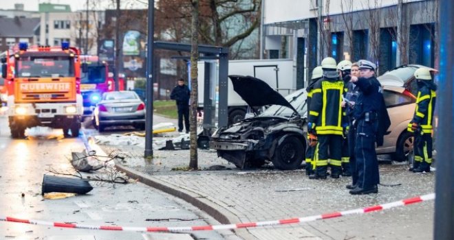 Autom se zabio u autobusku stanicu, jedna osoba poginula, devetero povrijeđeno