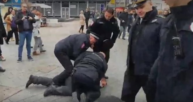 Uživo s Trga Krajine: Policija gazi sve pred sobom, građani skandiraju 'Ubice', tenzije rastu...