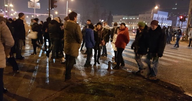 Stotine ljudi na protestima u Sarajevu: Deblokirana glavna saobraćajnica, građani se razišli