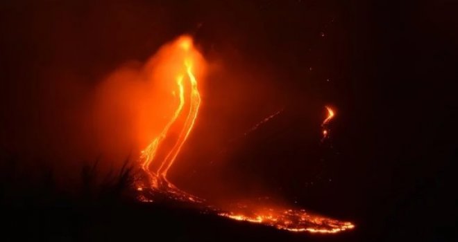 Etna ne prestaje izbacivati lavu, pepeo prekrio sela