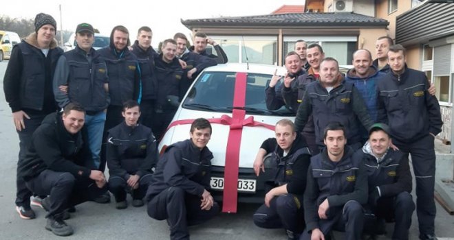 Radnici iz Bihaća svom kolegi za Novu godinu kupili auto: 'Natjerali su me da hodam zatvorenih očiju...'