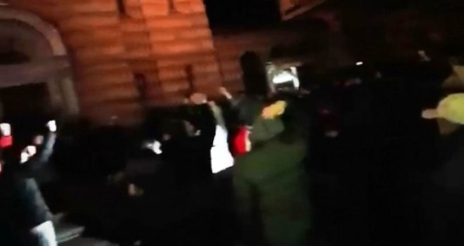 Potresne scene u dvorištu Hrama u centru Banjaluke: Okupljeni građani pjevaju 'Klinac u getu'...