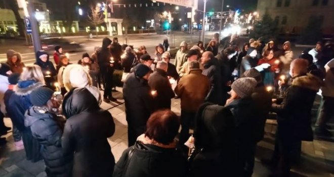 Aktivisti grupe 'Pravda za Davida' zapalili svijeće ispred Hrama Hrista Spasitelja