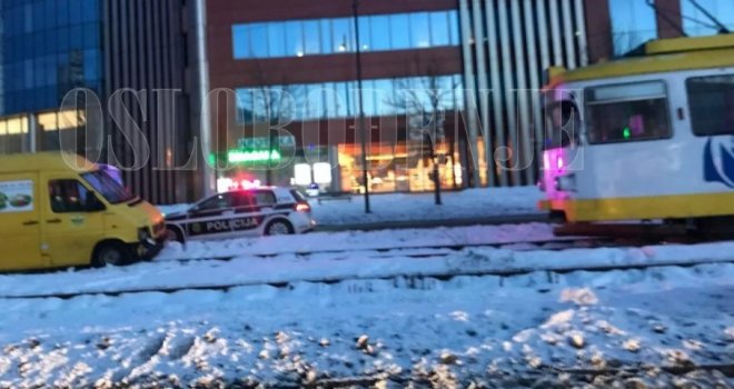 Haos u sarajevskom naselju Otoka: Kombi uletio na šine, povrijeđena pješakinja