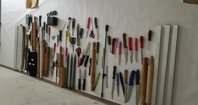 Policajci pretresli migrante u Bihaću, pronašli hladno oružje