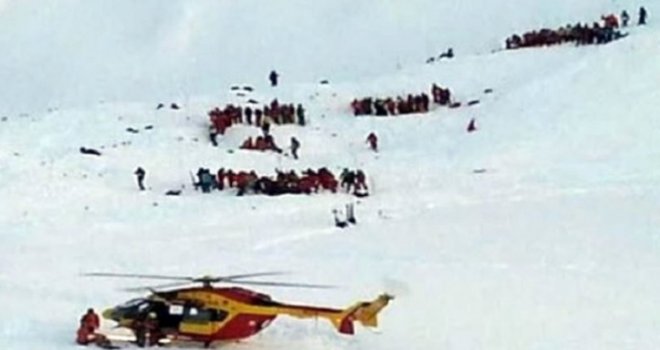 Stravičan sudar aviona i helikoptera u italijanskim Alpama: Poginulo najmanje pet osoba!