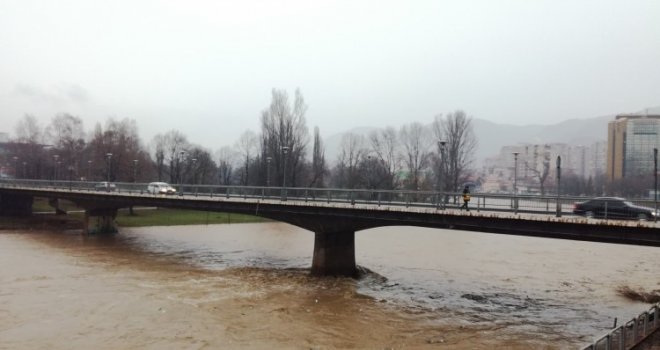 Kiša i naglo otopljeni snijeg donijeli probleme u Zenici: Izlio se potok, odsječena sela
