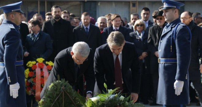Izetbegović, Konaković, Džaferović, Forto, Zvizdić i mnogi drugi položili cvijeće ispred Vječne vatre
