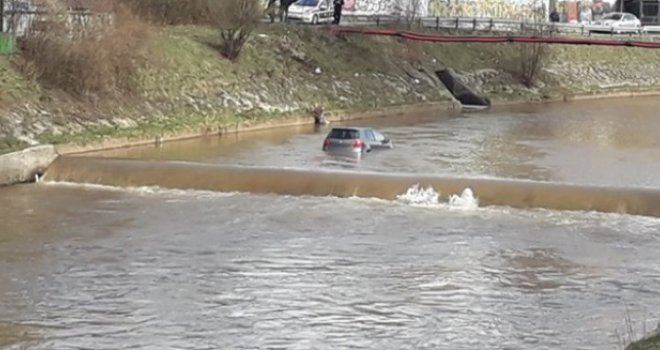 Nezgodno jutro u Sarajevu: Golf završio u Miljacki, sletio sa obližnjeg parkinga