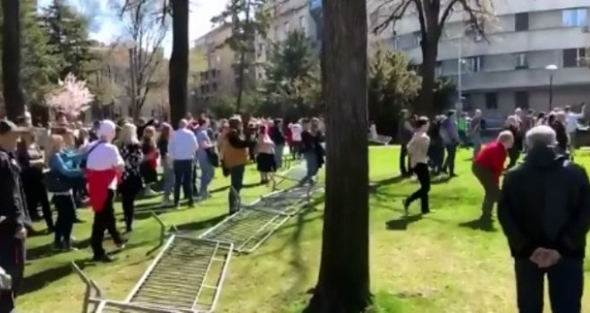 Šta se dešava ispred Predsjedništva Srbije dok se Vučić obraća naciji? Demonstranti srušili ogradu...
