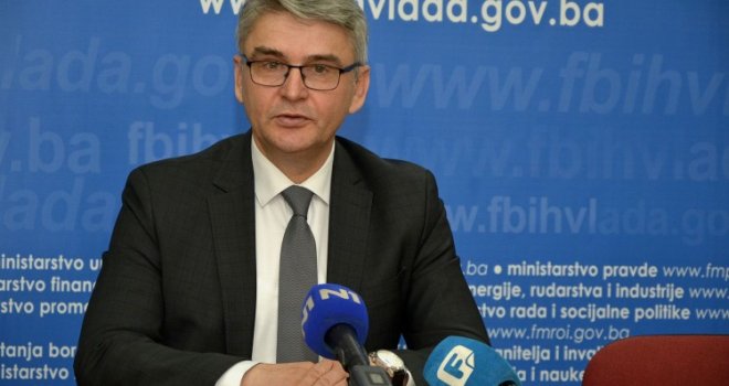 Ministar Bukvarević pozitivan na koronavirus, smješten na klinici Podhrastovi