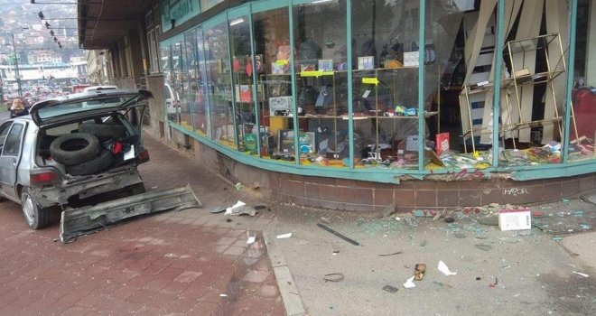 Automobil se zabio u knjižaru u centru Sarajeva