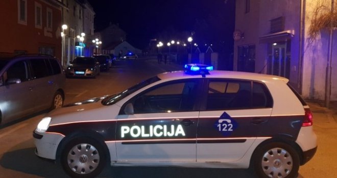 Huligani u Mostaru razbijali stolove i žardinjere po Starom Gradu