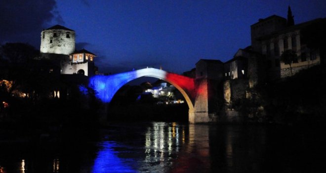 Snažna poruka za Pariz: Stari most u Mostaru osvijetljen bojama francuske zastave
