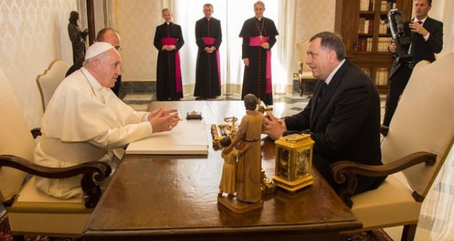 Sastanak Dodika i pape Franje, doček uz svečanu gardu