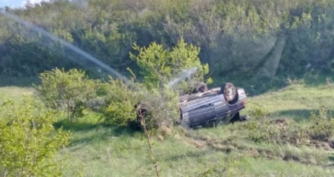 BMW završio na krovu! Vozačica prošla s lakšim ozljedama