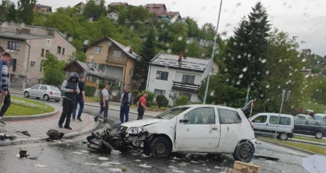 Nesreća na kružnom toku u Boljakovom potoku, jedna osoba prebačena na KCUS