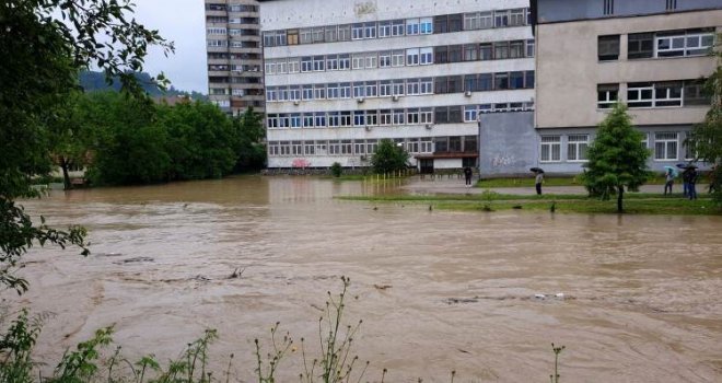 U Tuzli proglašeno stanje prirodne nesreće od poplava: Kiša će padati još najmanje pet dana