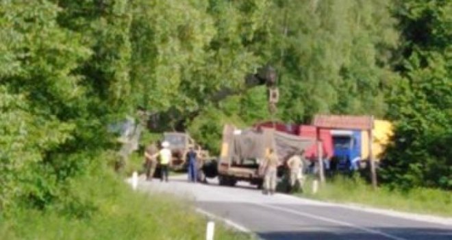 Zbog udesa obustavljen saobraćaj na putu Travnik - Donji Vakuf, stigli pripadnici Oružanih snaga BiH