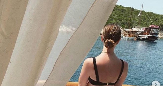 Luksuz samo takav: Emina Ganić skinula se u kupaći i pokazala u kakvom izobilju uživa na Jadranu