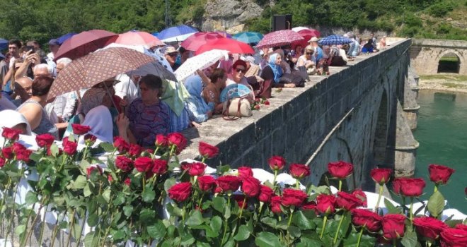 Višegrad: U Drinu spušteno 3.000 ruža za 3.000 ubijenih Bošnjaka