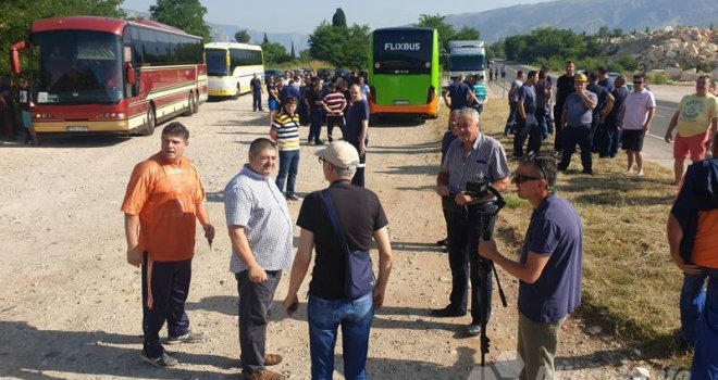 Radnici Aluminija krenuli za Sarajevo, idu pred zgradu Vladu FBiH