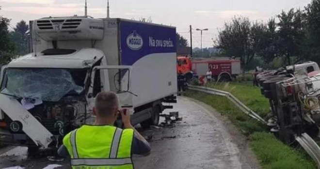 Nesreća na putu Sarajevo - Kiseljak: Kamion se prevrnuo i udario u zaštitnu ogradu