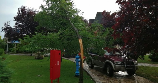 'Nevrijeme nosilo sve pred sobom': Muškarac iz Bijeljine poginuo dok je sanirao štetu nakon oluje