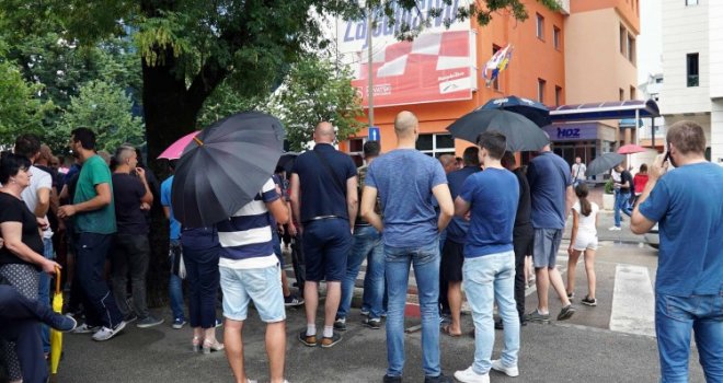 Radnici Aluminija prosvjeduju ispred zgrade HDZ-a BiH u Mostaru