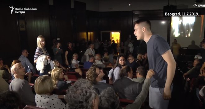 Beograd, 11. 7. 2019.: Desničari u majicama s likom Mladića upali na performans posvećen žrtvama genocida u Srebrenici