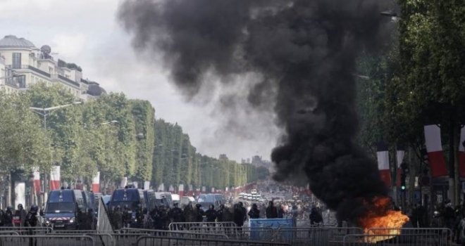 Žestoki neredi na Elizejskim poljanama u Parizu, u sukobu s policijom 150 uhapšenih