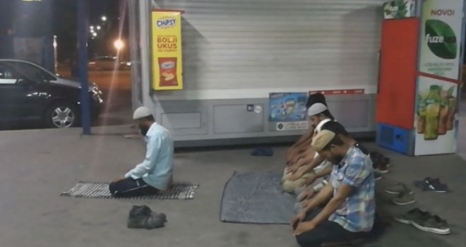 Pogledajte kako migranti klanjaju na Željezničkoj stanici u Sarajevu