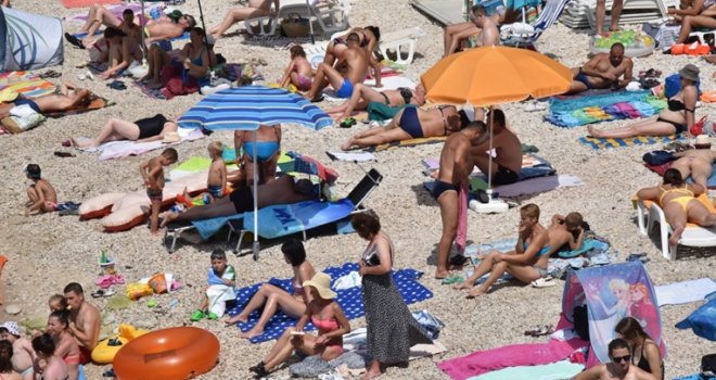U Hrvatskoj naplaćuju i hlad na plaži: 15 kuna za odrasle, 10 za djecu
