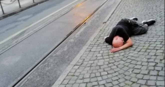 Hitna intervenirala: Čovjek ležao na tramvajskoj stanici kod Sebilja