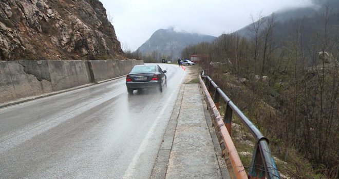Jedna osoba teško povrijeđena kod Sarajeva: Pronađena u automobilu, pa prevezena na KCUS