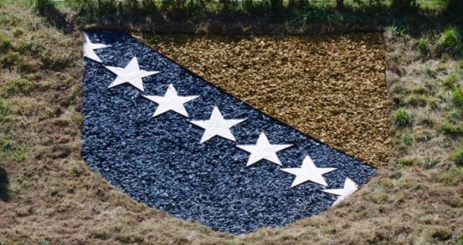 Grbovi BiH i Grada Sarajeva krase korito Miljacke