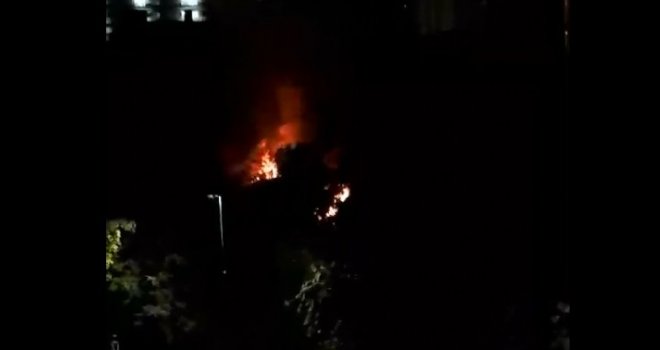 Vatra buknula iza Razvojne banke FBiH: Strahoviti požar u ulici Marka Marulića, sirene probudile građane!